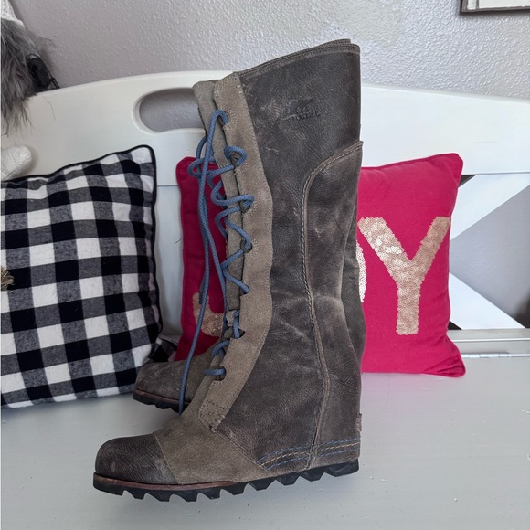 Stylish Lace-Up Boots with Blue Laces - Picture 2 of 8